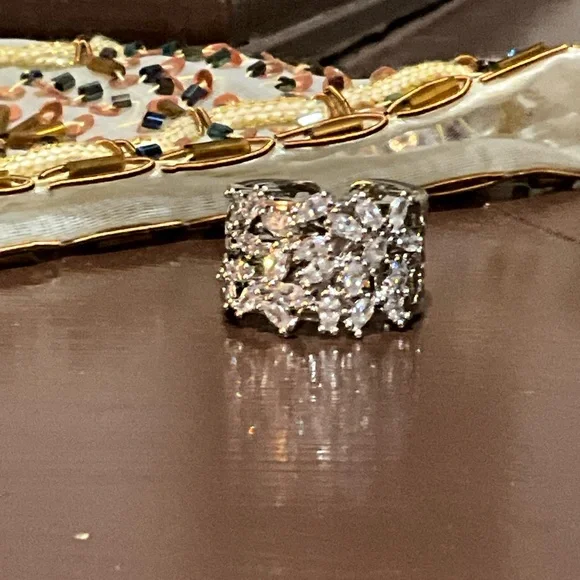 Elegant Silver Statement Ring - Picture 5 of 11